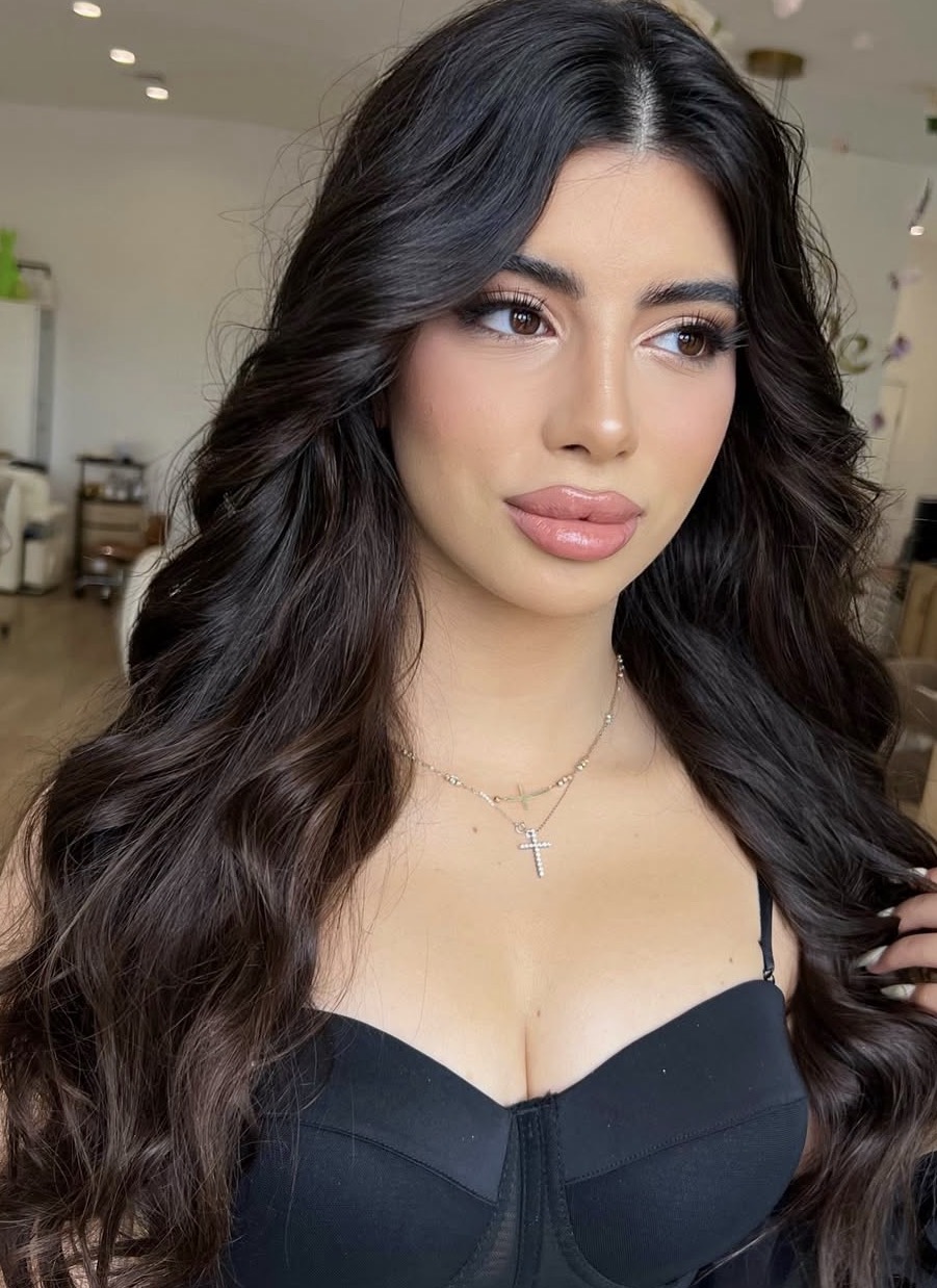 Long brunette waves with soft glam